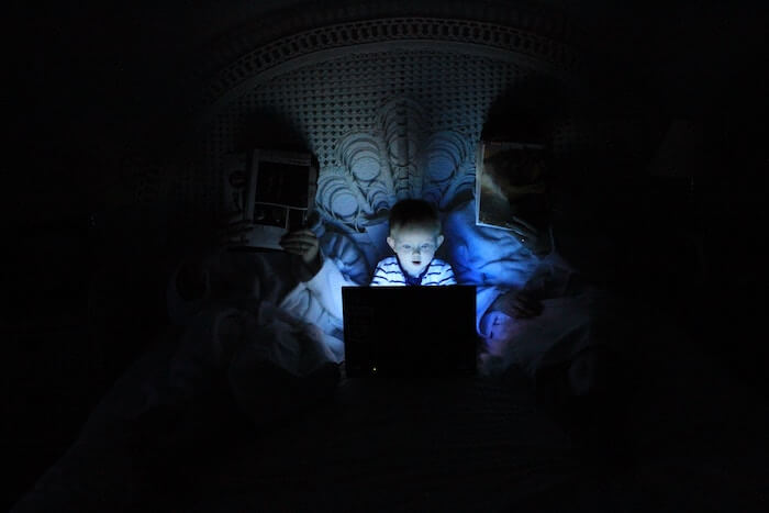 besser schlafen Tipps Smartphone blaues künstliches Licht vermeiden
