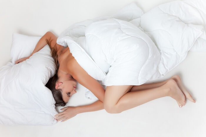 gesunde Schlafposition Fötusstellung vermeiden